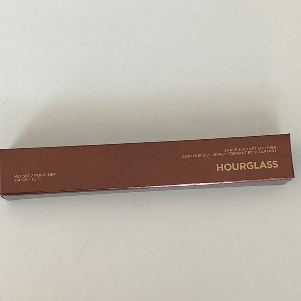 HOURGLASS
Shape and Sculpt Lip Liner - Picture 2 of 2